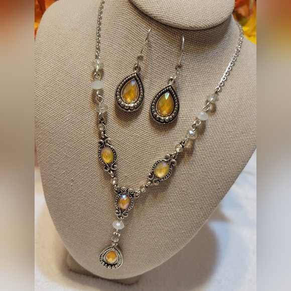 Avon 2007 Village pastel Necklace and earring set. Yellow tear drop pendant - Picture 1 of 7